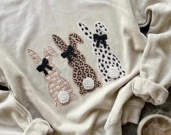 Bluza z okrągłym dekoltem w kształcie króliczka wielkanocnego – trzy teksturowane króliczki, odzież wiosenna