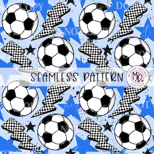 Puede incluir: Un patrón sin costuras con balones de fútbol blanco y negro, rayos con un patrón de cuadros y estrellas azules sobre un fondo azul claro.