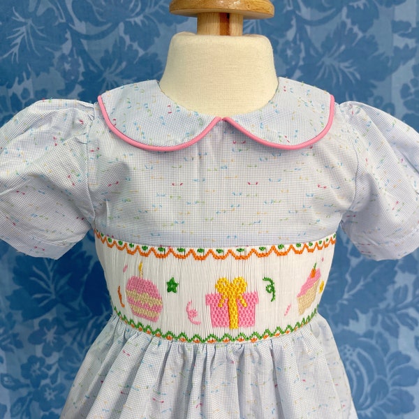 Robe d'anniversaire smockée à la main, nouveau-né, robe pour tout-petit, cadeau d'anniversaire, vêtements tendance pour bébé fille, tenues mignonnes, cupcake smocké.