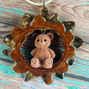 Tannenzapfen-Anhänger in Form eines Teddybären, Festival-Schmuck, Hippie-Anhänger, Kunstharz