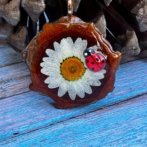 Könnte beinhalten: Ein Set aus drei Keramikbechern mit gesprenkelter, matter Oberfläche. Die Becher sind in Creme-, Hellgrau- und Dunkelgrautönen gehalten. Jeder Becher hat ein schlichtes, minimalistisches Design.