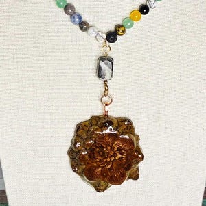 Op de afbeelding: Een rustiek houten bord met de tekst "Welcome to our home" in witte letters. Het bord heeft een verweerde afwerking en een eenvoudig, uitnodigend ontwerp, perfect voor entree decoratie.