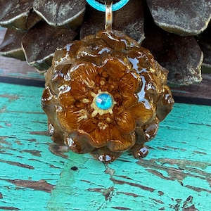 Kleine hanger dennenappel met knopkegel, festivalsieraden