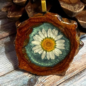 Pinecone Daisy Anhänger, Gepresste Blume Anhänger, Festival Schmuck, Geschenke für sie, Knopf Halskette