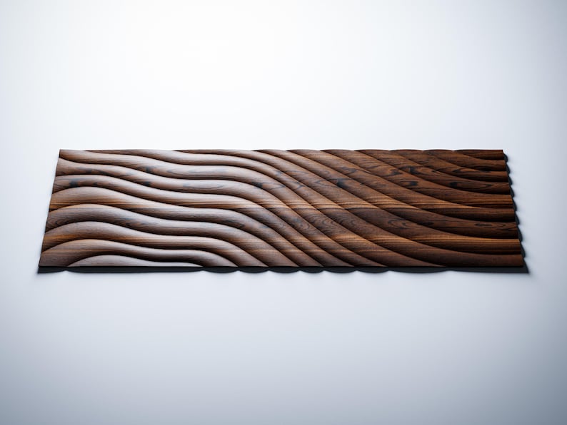 Op de afbeelding: Een donkerbruin houten wandpaneel met een golvende, geribbelde textuur. Het paneel is gemaakt van hout met een natuurlijke houtnerf.