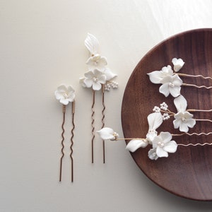 Minimalist Porzellan Blumen Splitter Haar Pin Set von 5 weiße Perlen Mitten Hochzeiten romantische Braut Ohrringe