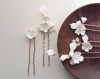 Forcina per capelli minimalista con fiori in porcellana, set di 5 orecchini con perline bianche, per matrimoni, spose romantiche