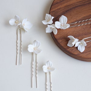 Floral bridal hair accessories, White flower hair slides, Wedding hair accessories, Clay flower hairpins Set of 5 with freshwater pearls imagem 1