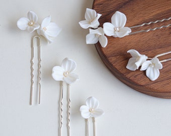 Floral bridal hair accessories, White flower hair slides, Wedding hair accessories, Clay flower hairpins Set of 5 with freshwater pearls