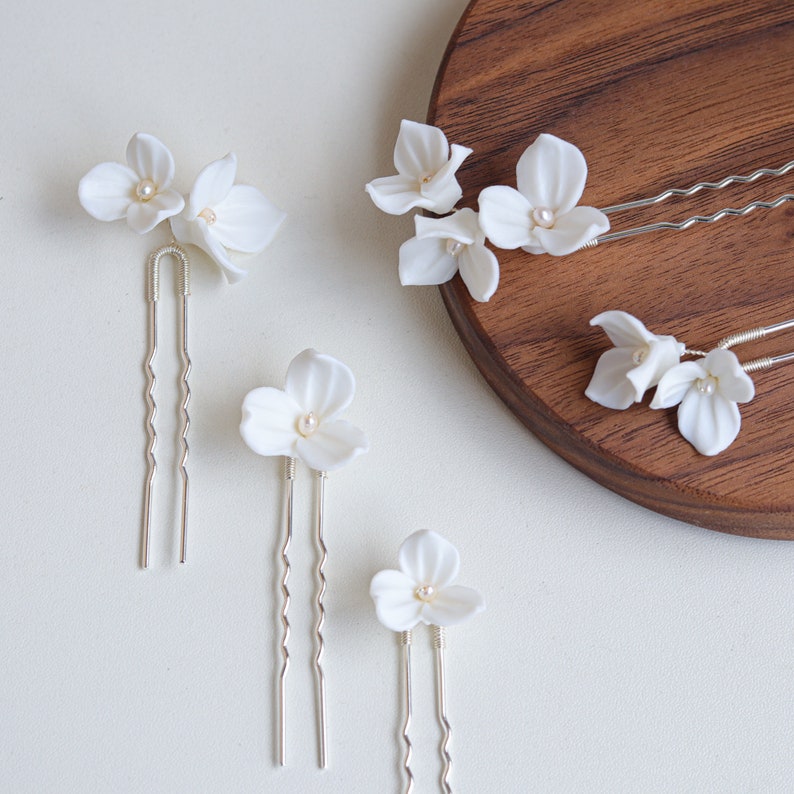 Accessoires de cheveux de mariée floraux, barrettes à fleurs blanches, accessoires de cheveux de mariage, épingles à cheveux à fleurs en argile, lot de 5 avec perles d'eau douce image 1