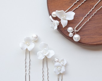 Floral Bridal Hair Pins Set of 5, White Flower Sliver Hair Slides, Wedding Boho Hair Accessories, Clay Flower Hairpins with Pearls