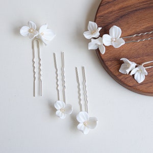 Floral bridal hair accessories, White flower hair slides, Wedding hair accessories, Clay flower hairpins Set of 5 with freshwater pearls imagem 6