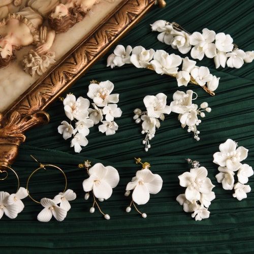 Pendientes de pétalos de flores blancas de cerámica, pendientes de joyería de flores para bodas, pendientes de arcilla polimérica, pendientes de aro para novias, pendientes colgantes para novias