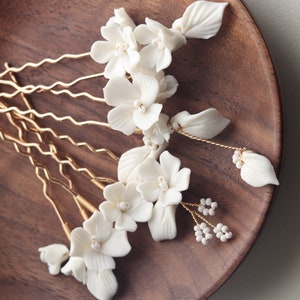 Ensemble de 5 épingles à cheveux en argent avec fleurs en porcelaine minimaliste, centres de perles blanches, mariages, boucles d'oreilles romantiques pour mariée image 4