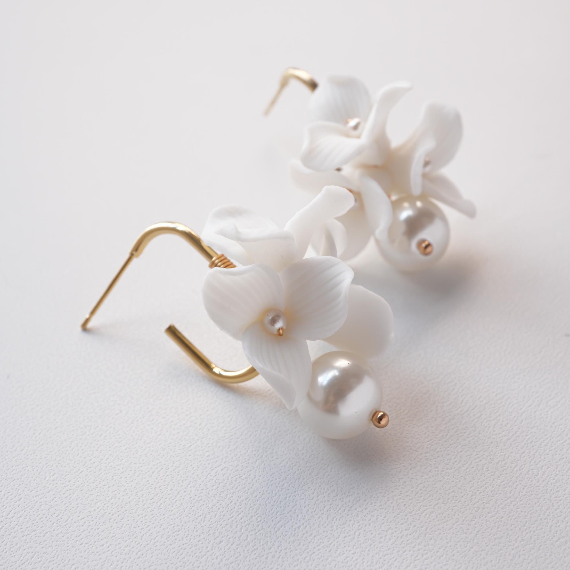Porcelain White Flower Bridal Earrings with Pearls, Wedding Earrings for Brides, Boho Floral Stud Earrings, Bridal Party Accessories