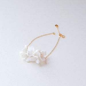 Bracelet de mariée fleurs blanches en porcelaine et perles d'eau douce, bracelet de mariage pour mariées, bracelet floral en argile, accessoires de fête nuptiale