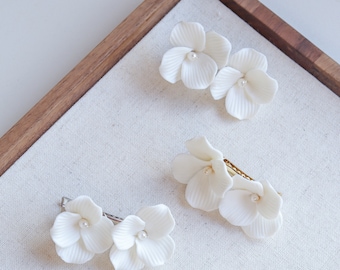 Barrette à cheveux fleurs fleurs en porcelaine minimaliste, barrette à cheveux de mariée, barrette à cheveux de demoiselle d'honneur, barrette à cheveux de mariage floral blanc