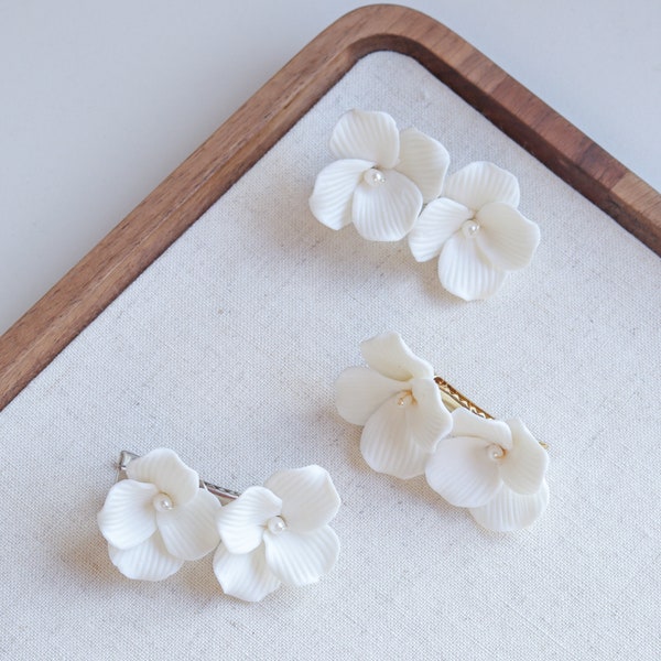 Minimalistische porseleinen bloemen bloesems haar clip, bruids haar clip, bruidsmeisje haar clip, bruids witte bloemen bruiloft haar Barrette