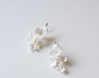 Boucles d'oreilles de mariée en porcelaine blanche avec perles d'eau douce, boucles d'oreilles de mariage pour les mariées, boucles d'oreilles florales bohèmes, accessoires de fête nuptiale