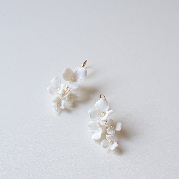 Orecchini da sposa in porcellana bianca con fiori e perle d'acqua dolce, orecchini da sposa per spose, orecchini floreali boho, accessori per feste nuziali - Italia