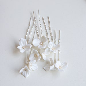 Floral bridal hair accessories, White flower hair slides, Wedding hair accessories, Clay flower hairpins Set of 5 with freshwater pearls imagem 3