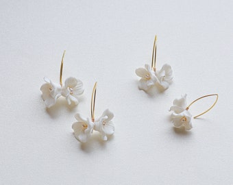 Pendientes de novia de flor blanca de porcelana con perlas de agua dulce, pendientes de boda para novias, pendientes florales boho, accesorios de fiesta nupcial