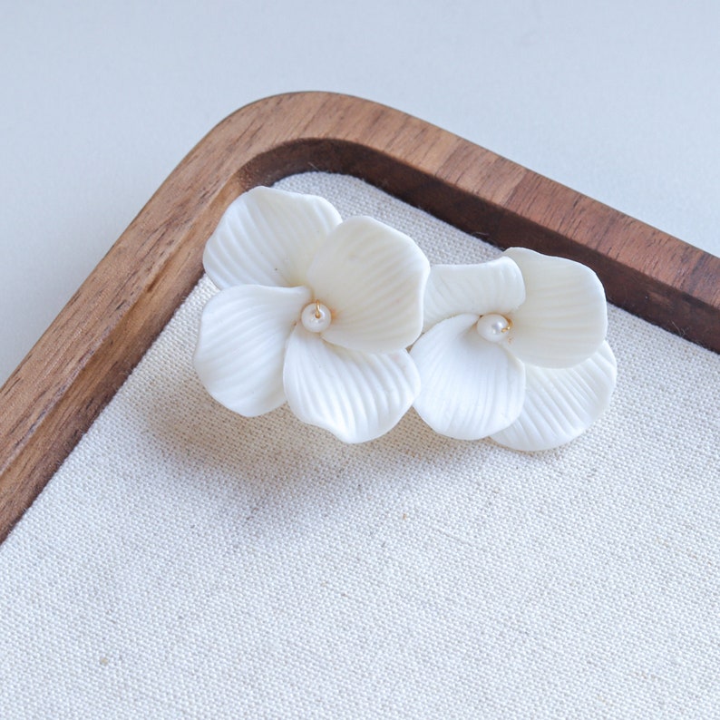 Minimalist Porcelain Flowers Blossoms Hair Clip, Bridal Hair Clip, Bridesmaid Hair Clip, Bridal White Floral Wedding Hair Barrette Gold 1 Pcs