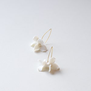 Boucles d'oreilles de mariée en porcelaine blanche avec perles d'eau douce, boucles d'oreilles de mariage pour les mariées, boucles d'oreilles florales bohèmes, accessoires de fête nuptiale