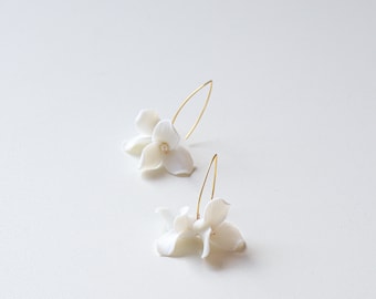 Pendientes nupciales de flores blancas de porcelana con perlas de agua dulce, pendientes de boda para novias, pendientes florales boho, accesorios para fiestas nupciales