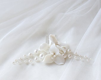 Pettine per capelli floreale bianco perla, pettine di perle scheggia FIORE di argilla, accessorio per capelli sposa, copricapo sposa Boho, accessorio per capelli sposa matrimonio primaverile