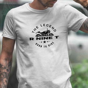 Könnte beinhalten: Weißes T-Shirt mit einer schwarzen Grafik eines Motorrads und dem Text "The Legend R Nine T Born To Ride".