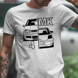 Könnte beinhalten: Weißes T-Shirt mit einer schwarzen Grafik von zwei Autos, die in zwei Hälften geteilt sind. Die linke Seite der Grafik zeigt einen Volkswagen Golf MK4 und die rechte Seite zeigt einen Volkswagen Golf MK3. Der Text "MK" und "4" sind ebenfalls in der Grafik enthalten.
