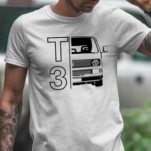 Könnte beinhalten: Ein weißes T-Shirt mit einem schwarzen Aufdruck eines Volkswagen T3-Transporters und dem Text "T3".