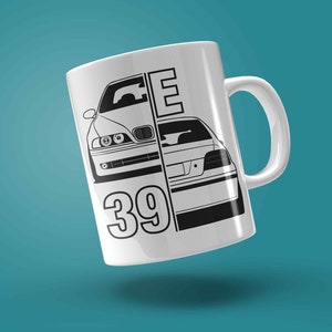 Può includere: Tazza in ceramica bianca con una silhouette nera di un'auto divisa a metà, che mostra la parte anteriore e posteriore del veicolo. Il testo "E 39" è stampato sulla tazza.