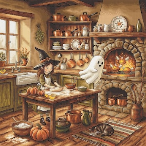 Può includere: Un'illustrazione stravagante di una strega in cucina, con zucche e un fantasma. La cucina presenta un camino in pietra, mensole in legno con pentole di rame e un gatto su un tappeto. La strega indossa un cappello e un grembiule.