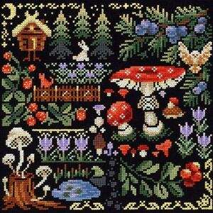 Könnte beinhalten: Ein Kreuzstich-Stickmuster auf schwarzem Stoff mit einer Waldszene, die eine kleine Hütte, Tannenbäume, einen Hasen, einen Fuchs, rote Pilze, blaue Beeren, violette Blumen, einen Baumstumpf sowie eine Mondsichel mit Sternen am Nachthimmel zeigt.