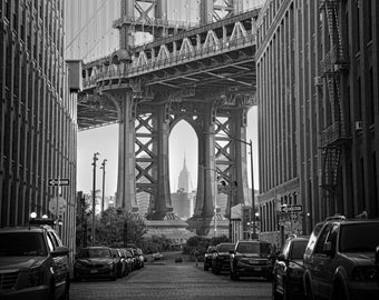 Uitzicht op Brooklyn: Zwart-wit fotografie van Washington St, Manhattan Bridge, ESB - Cityscape Wall Art, Urban Decor, New York Skyline Prints