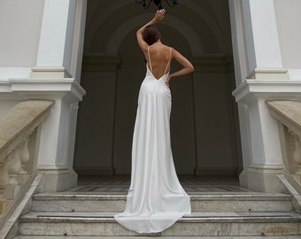 Einfaches Hochzeitskleid mit Wasserfallausschnitt in elfenbein Offenes Satinkleid für Empfang mit Schlitz Ballkleid mit offenem Rücken