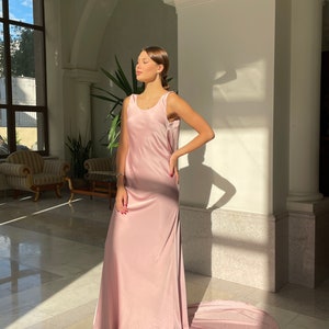 Abito da sposa semplice sottoveste in raso con retro ad anello. Abito sottoveste minimalista a tutta lunghezza per ricevimento con strascico. Abito da ospite di nozze. Abito boho immagine 2