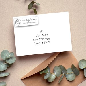 Könnte beinhalten: Ein weißer Umschlag mit einem Absenderaufkleber, auf dem "Syble Nick Syble Smith 598 N 1300 E Buhl, Idaho" steht. Der Umschlag ist adressiert an "Jen Jones 1234 Falls Ave Boise, Id 83350".