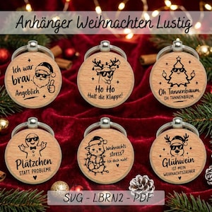 Könnte beinhalten: Sechs runde Holzanhänger mit Metallringen, jeder mit individuellen schwarzen Lasergravuren zu Weihnachten und deutschem Text, darunter Illustrationen von Weihnachtsmann, Rentier, Tannenbaum, Lebkuchenmann, Katze und Hund.
