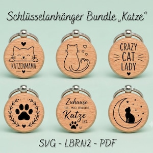 Könnte beinhalten: Ein Set aus sechs runden Holzschlüsselanhängern mit silbernen Metallringen. Jeder Anhänger zeigt schwarze, lasergravierte Katzenmotive, darunter ein Katzengesicht mit dem Text KATZENMAMA, eine Katzensilhouette, den Text CRAZY CAT LADY und eine Katze auf dem Mond.