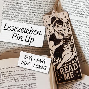 Könnte beinhalten: Lesezeichen aus Holz mit einem Retro-Pin-up-Girl, das ein Buch liest, mit den Worten "READ ME" unten. Das Lesezeichen enthält auch den Text "Lesezeichen Pin Up" und "SVG-PNG PDF-LBRN2".
