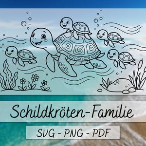 Puede incluir: Ilustración en blanco y negro de una familia de tortugas nadando en el océano. La imagen presenta una tortuga grande con dos tortugas más pequeñas en su espalda y otras tres tortugas nadando cerca. El texto "Schildkröten-Familie" se muestra debajo, junto con "SVG - PNG - PDF".