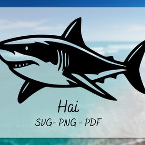 Op de afbeelding: Zwart-wit illustratie van een haai, met het woord "Hai" eronder. De haai wordt in profiel getoond, met gedetailleerde vinnen en tanden. De tekst "SVG - PNG - PDF" is ook opgenomen.