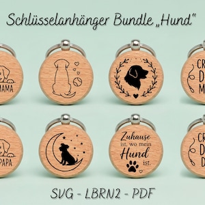 Könnte beinhalten: Ein Set aus acht runden Holzschlüsselanhängern mit Metallringen, die jeweils schwarze, lasergravierte Hunde-Illustrationen und Texte wie "HUNDEMAMA", "HUNDEPAPA", "CRAZY DOG MOM", "CRAZY DOG DAD" und "Zuhause ist, wo mein Hund ist." zeigen.