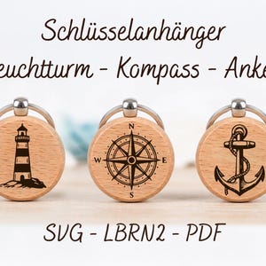 Könnte beinhalten: Drei Schlüsselanhänger aus Holz mit silbernen Ringen. Jeder Schlüsselanhänger zeigt ein anderes nautisches Design: einen Leuchtturm, eine Windrose und einen Anker. Der Text "Schlüsselanhänger Leuchtturm - Kompass - Anker" steht darüber. Der Text "SVG - LBRN2 - PDF" steht darunter.