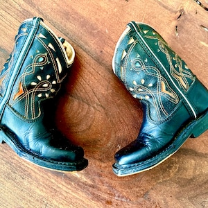 Vintage 1940s 1950s Black Leather Toddler Cowboy Boots with White, Red and Turquoise insets image 3