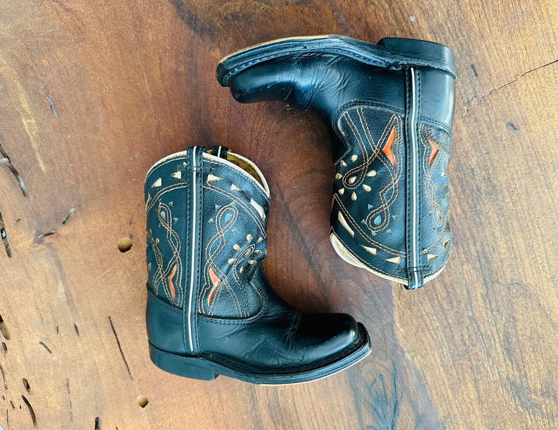 Stivali da cowboy vintage anni '40 e '50 in pelle nera per bambini con inserti bianchi, rossi e turchesi immagine 2