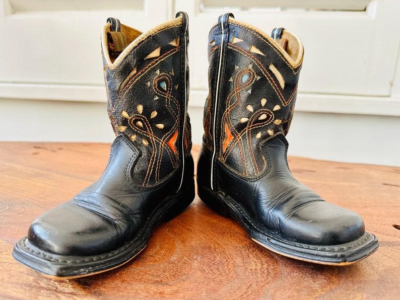 Bottes de cowboy vintage pour tout-petit en cuir noir, années 40 et 50, avec empiècements blancs, rouges et turquoise image 1